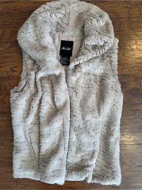Me Jane Plush Faux Fur Hooded Vest in Taupe